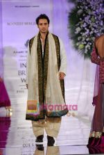 Model walks the ramp for Manish Malhotra at Aamby Valley India Bridal Week day 5 on 2nd Nov 2010 (133).JPG